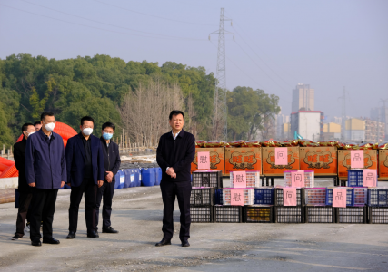 市委常委、副市长肖云走访慰问丹霞路项目一线工人