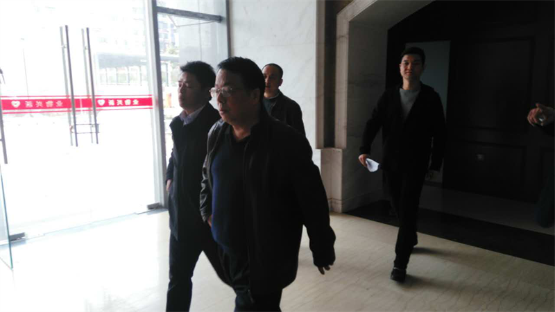 集团公司总司理万先逵、、、副总司理周志宏一行亲临利民佳苑小区现场指导事情