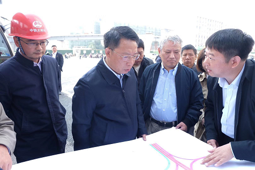 南昌市委副书记、市长刘建洋视察洪都大道快速化刷新工程