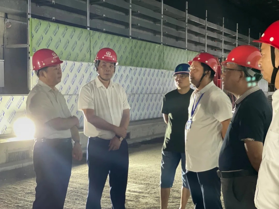 副总司理罗辉实地调理真君路隧道工程