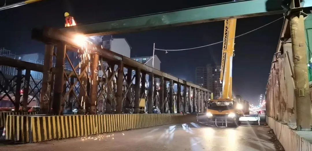 党委书记、董事长涂建平现场调理南外环高速项目工程